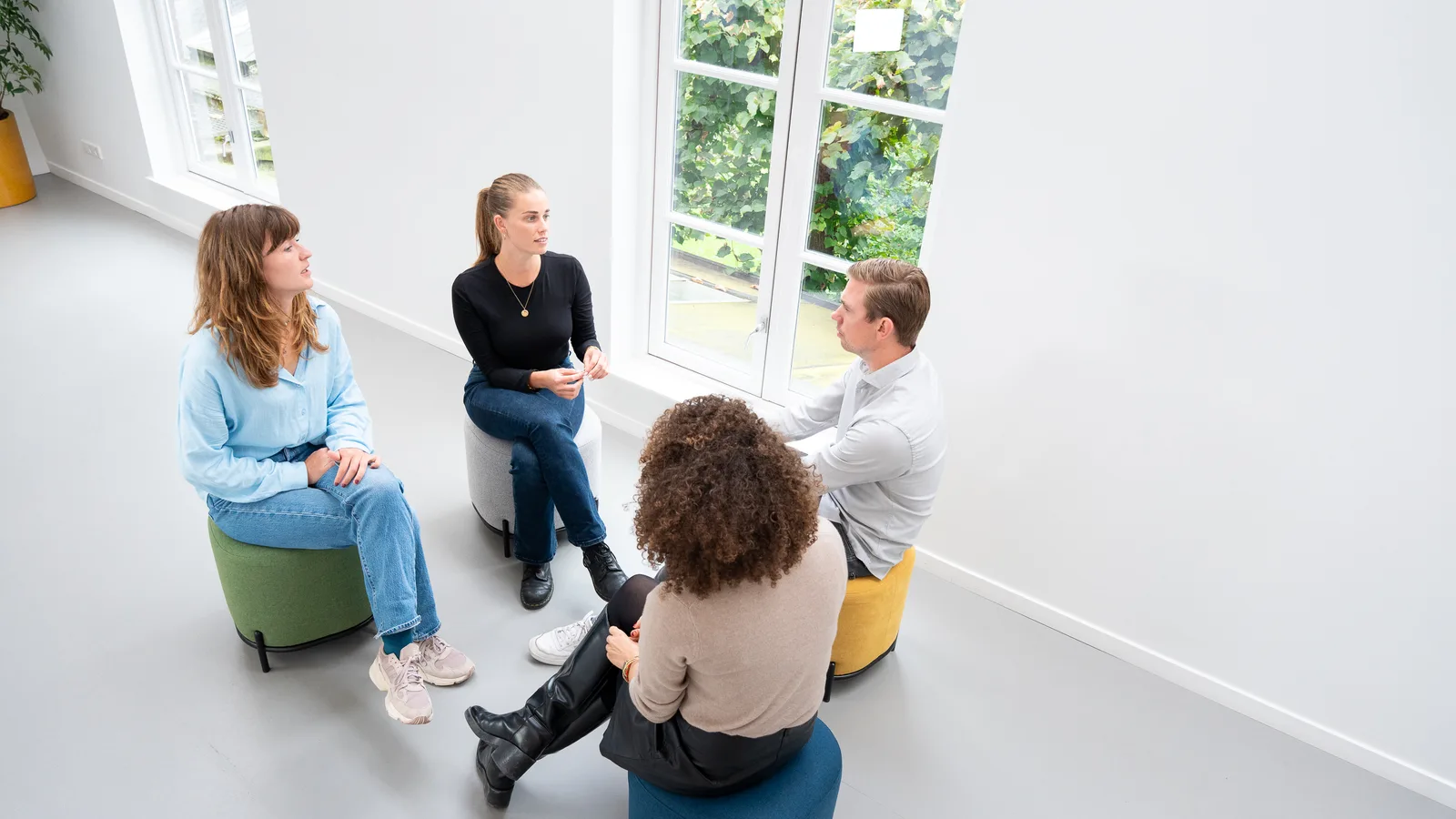 Team in overleg in een lichte ruimte