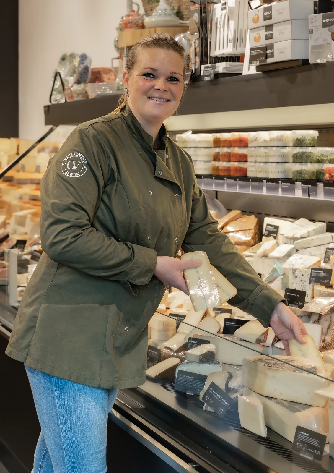 Onderneemster in haar kaaswinkel