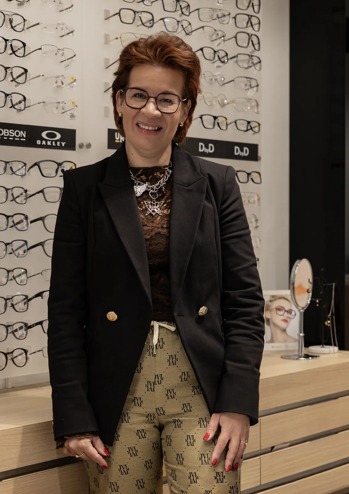 Opticien voor de brillenwand