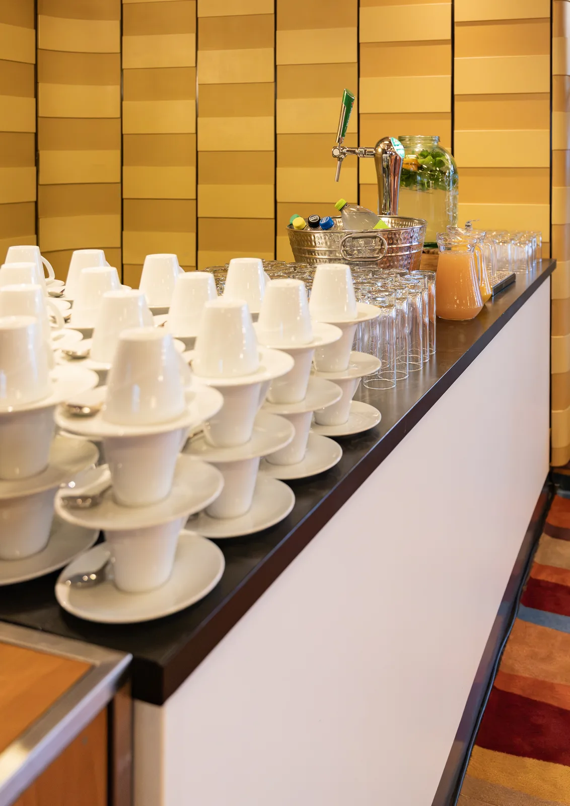Koffie- en drankentafel klaar voor de gasten