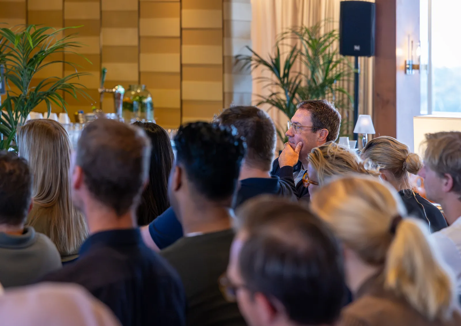 Geconcentreerde gast in het publiek