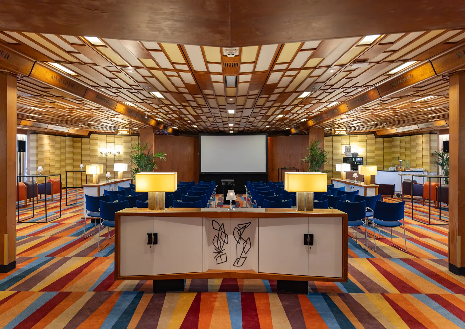 Eventzaal opgesteld voor een presentatie