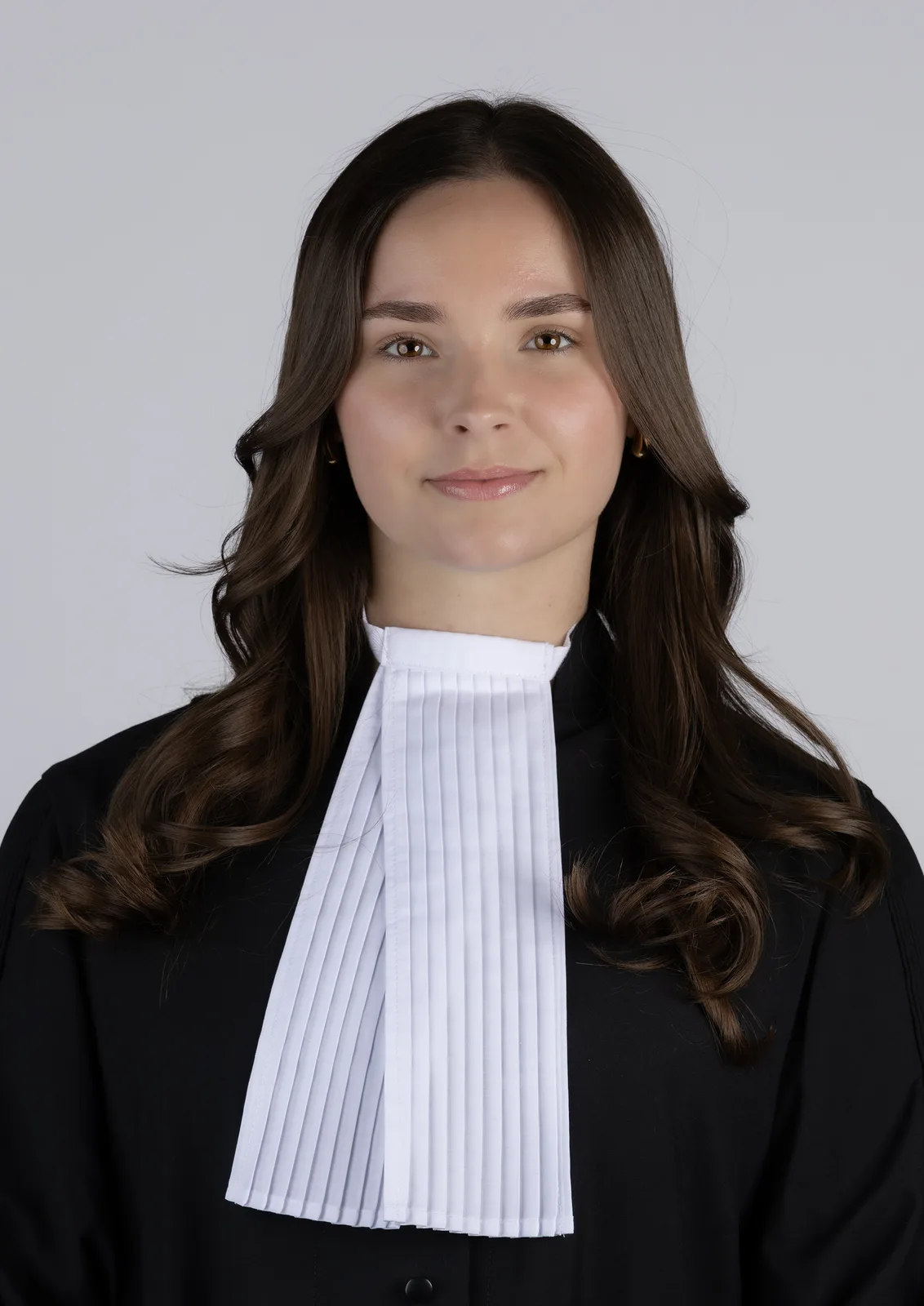 Portret van een advocate in toga