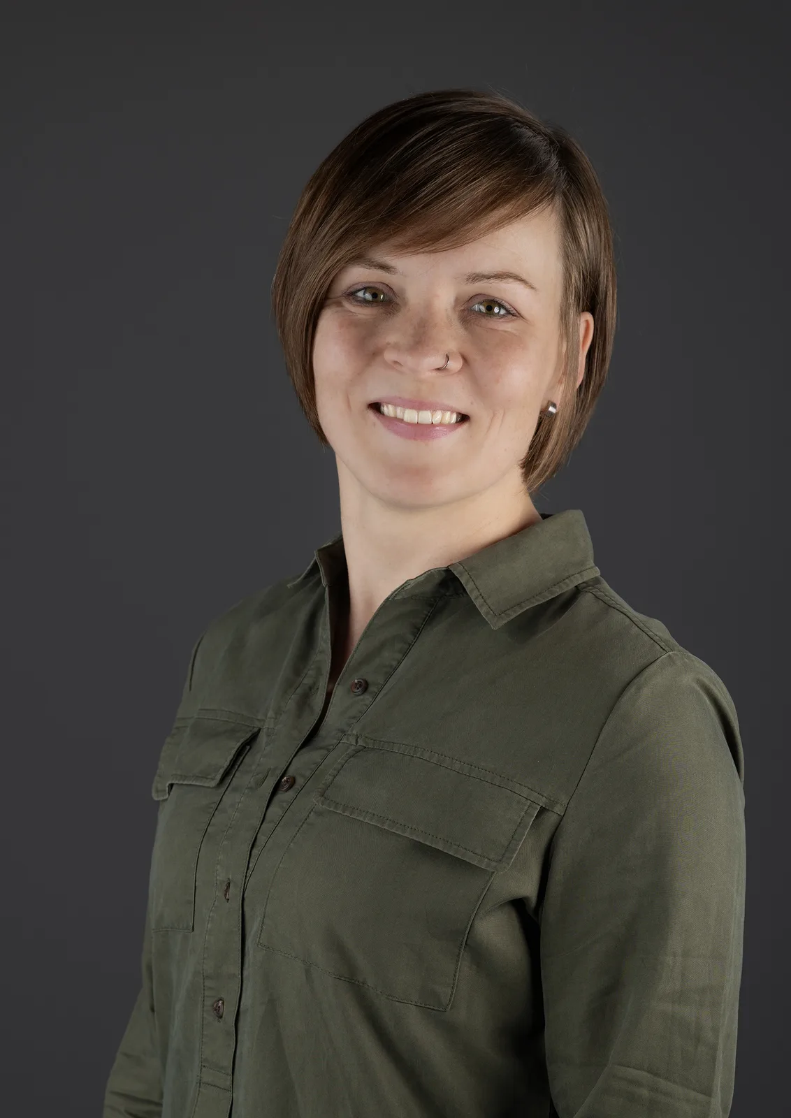 Zakelijk portret van een vrouw in groen overhemd
