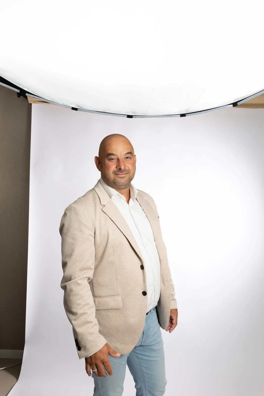 Klant onder de grote softbox tijdens een shoot in de studio